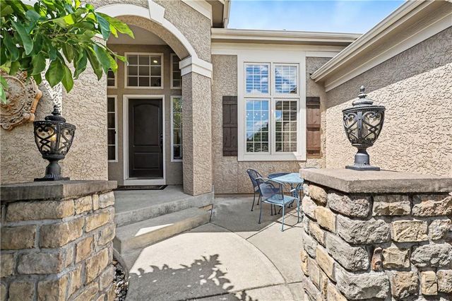 1616 NE Daltons Ridge Drive, Lee's Summit, MO 64064