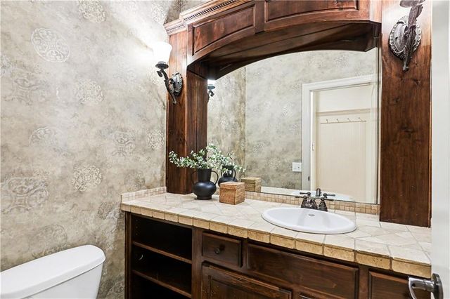 1616 NE Daltons Ridge Drive, Lee's Summit, MO 64064