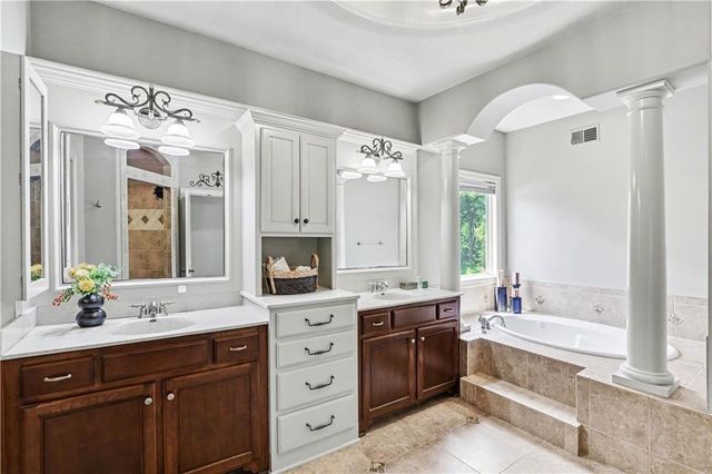 1616 NE Daltons Ridge Drive, Lee's Summit, MO 64064