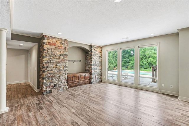 1616 NE Daltons Ridge Drive, Lee's Summit, MO 64064