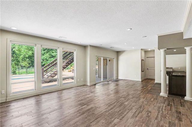 1616 NE Daltons Ridge Drive, Lee's Summit, MO 64064