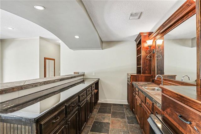 1616 NE Daltons Ridge Drive, Lee's Summit, MO 64064