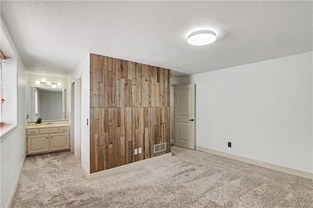 1616 NE Daltons Ridge Drive, Lee's Summit, MO 64064