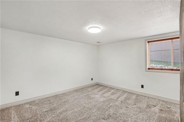 1616 NE Daltons Ridge Drive, Lee's Summit, MO 64064