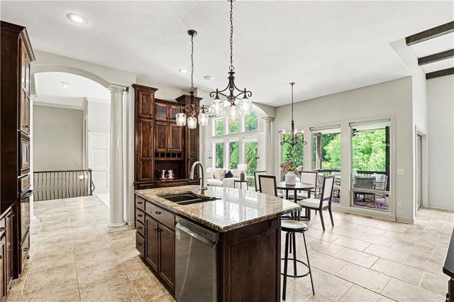 1616 NE Daltons Ridge Drive, Lee's Summit, MO 64064