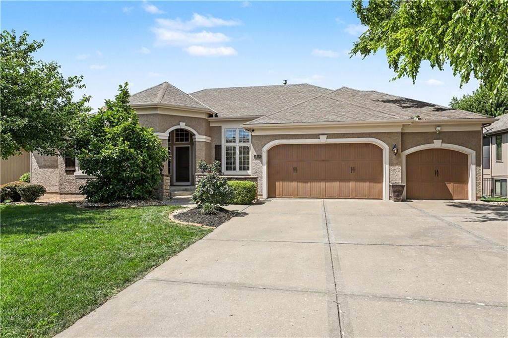 1616 NE Daltons Ridge Drive, Lee's Summit, MO 64064