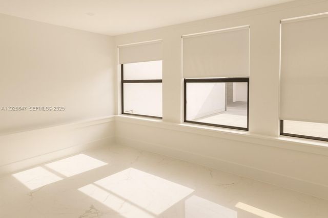 9540 Martinique Dr, Cutler Bay, FL 33189