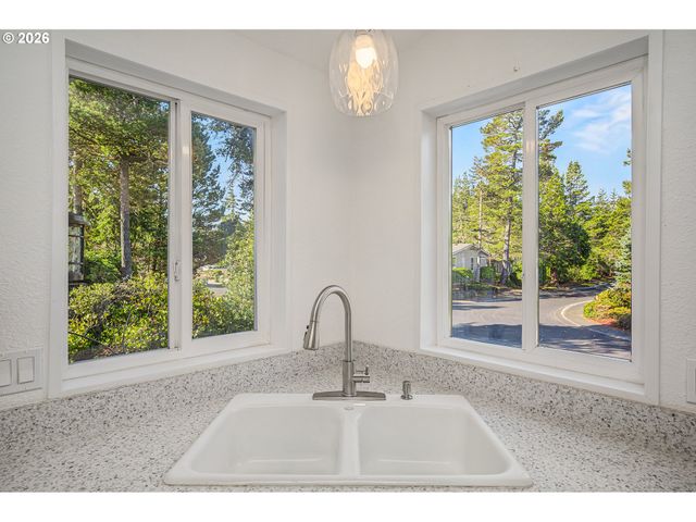 128 EVERGREEN Ln, Florence, OR 97439