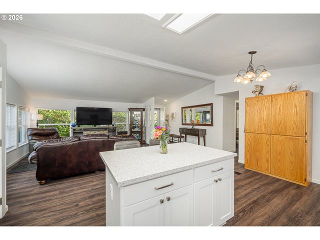 128 EVERGREEN Ln, Florence, OR 97439