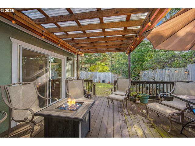 128 EVERGREEN Ln, Florence, OR 97439