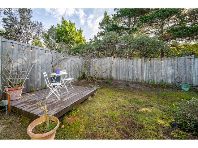 128 EVERGREEN Ln, Florence, OR 97439