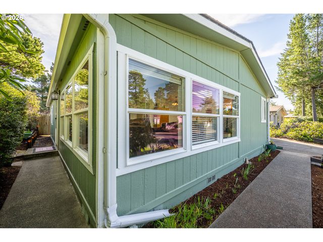 128 EVERGREEN Ln, Florence, OR 97439