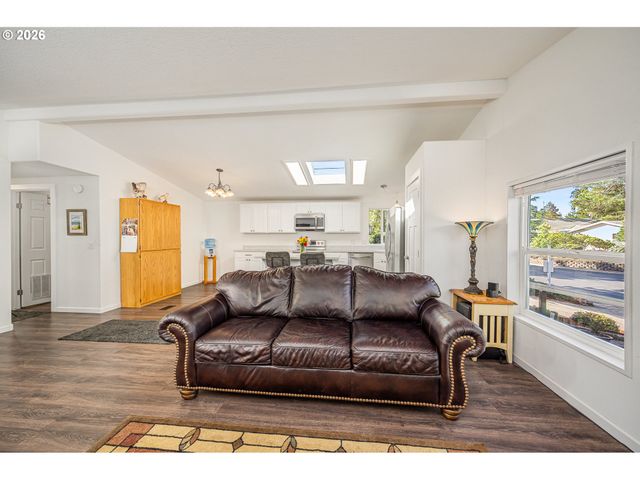 128 EVERGREEN Ln, Florence, OR 97439