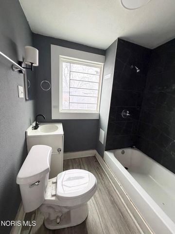 3244 Glenwood Avenue, Toledo, OH 43610