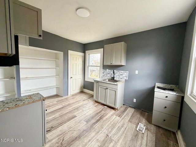 3244 Glenwood Avenue, Toledo, OH 43610