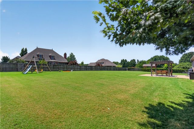 5487 E Saddleridge Drive, Fayetteville, AR 72703