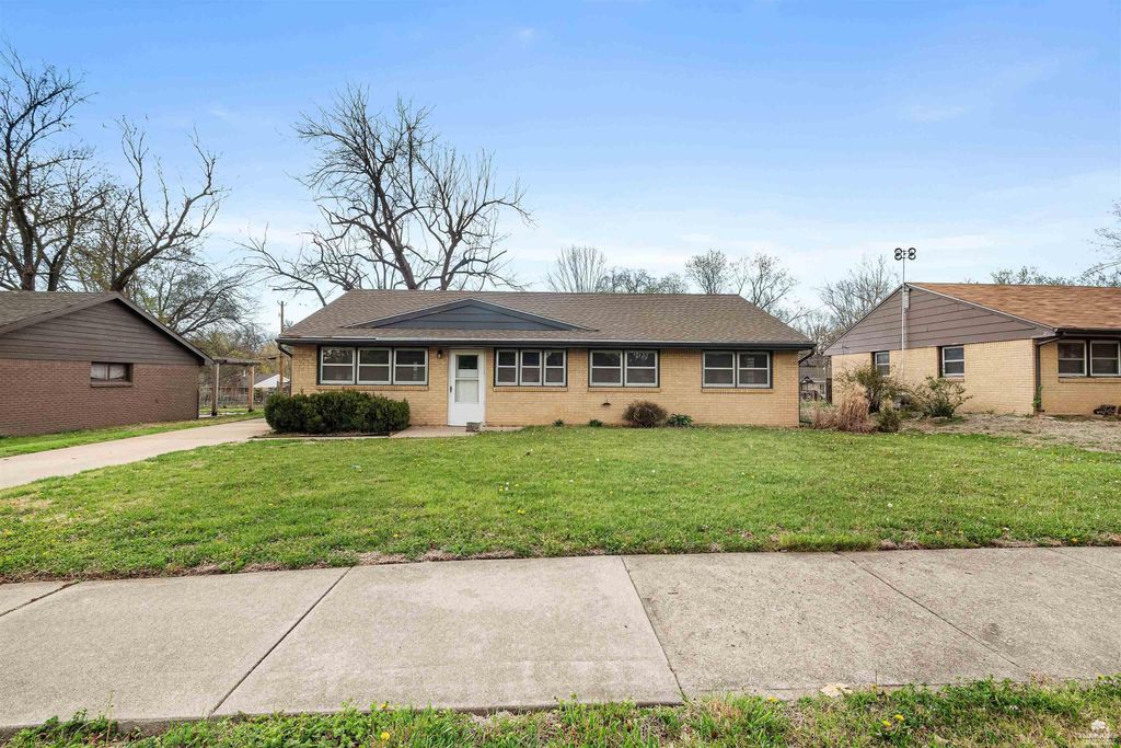 2432 Hobbs Drive, Manhattan, KS 66502