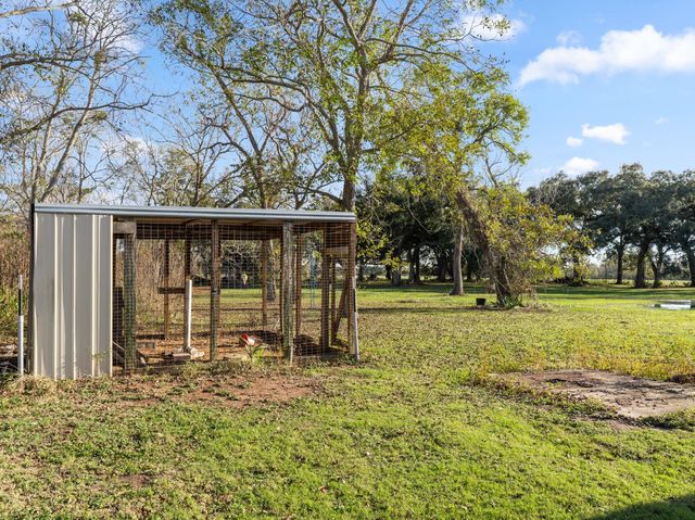 10270 County Road 112, Van Vleck, TX 77482