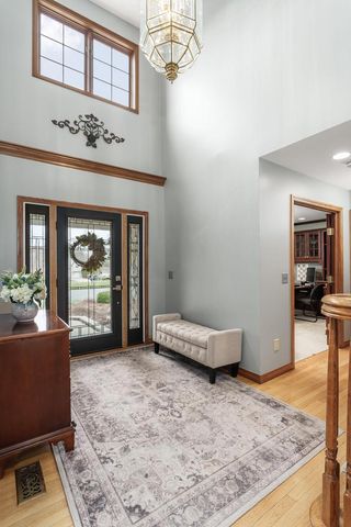 203 Deer Ridge DRIVE, West Bend, WI 53095