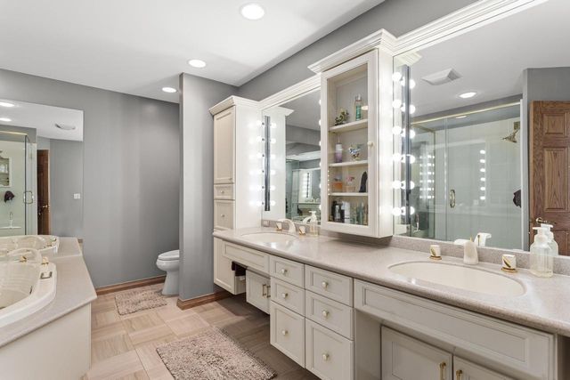 203 Deer Ridge DRIVE, West Bend, WI 53095