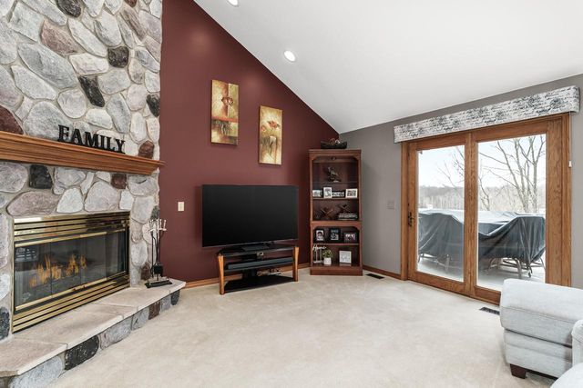 203 Deer Ridge DRIVE, West Bend, WI 53095