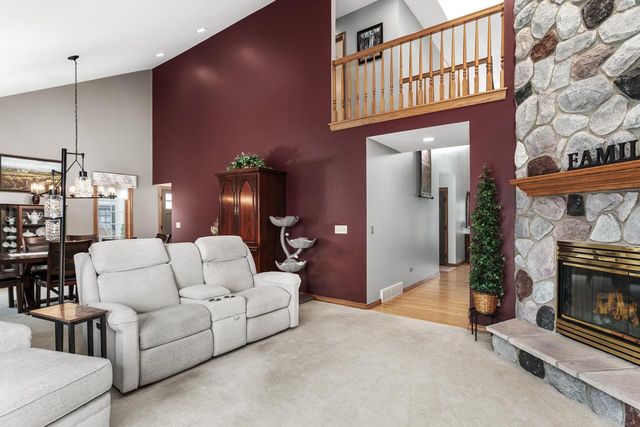 203 Deer Ridge DRIVE, West Bend, WI 53095