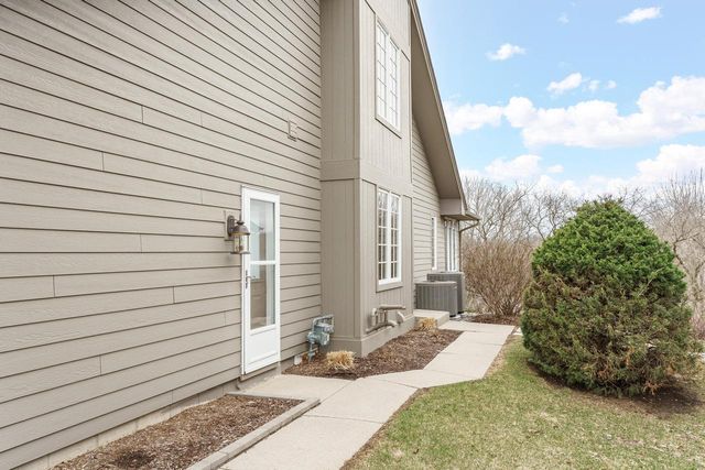 203 Deer Ridge DRIVE, West Bend, WI 53095