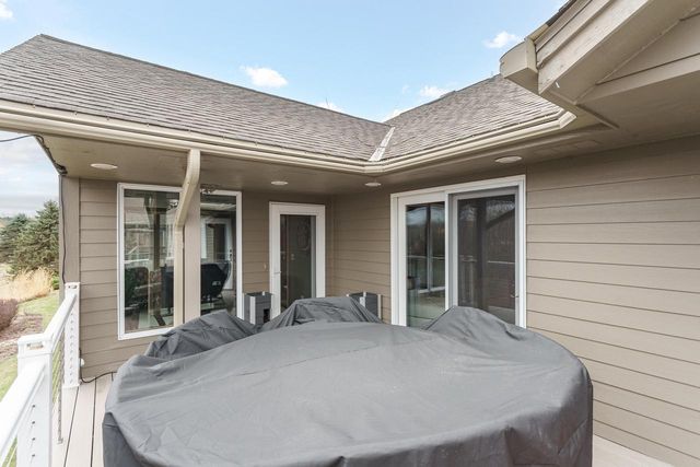 203 Deer Ridge DRIVE, West Bend, WI 53095