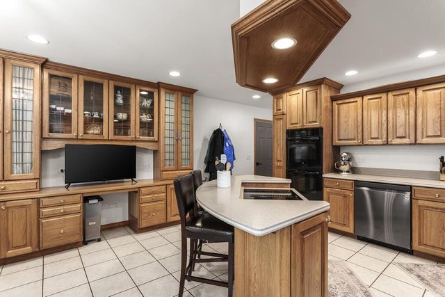 203 Deer Ridge DRIVE, West Bend, WI 53095