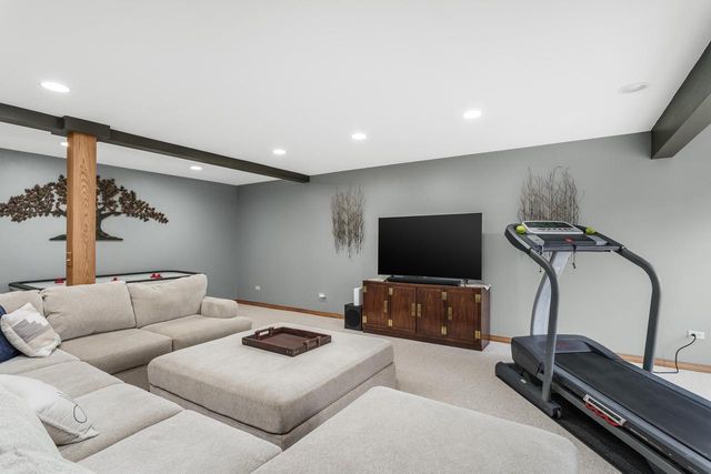 203 Deer Ridge DRIVE, West Bend, WI 53095
