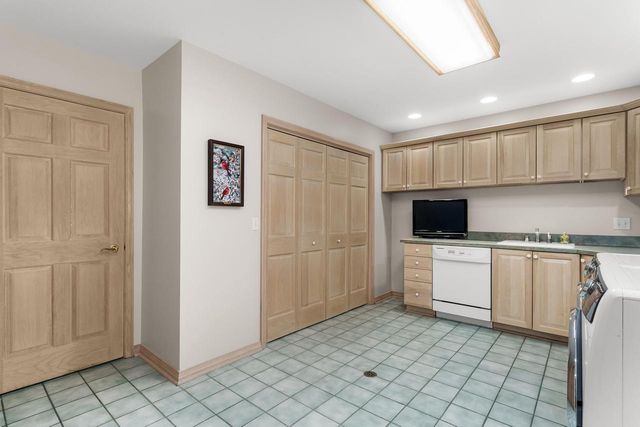 203 Deer Ridge DRIVE, West Bend, WI 53095