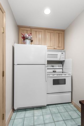 203 Deer Ridge DRIVE, West Bend, WI 53095