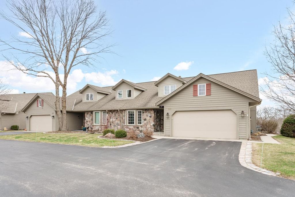 203 Deer Ridge DRIVE, West Bend, WI 53095