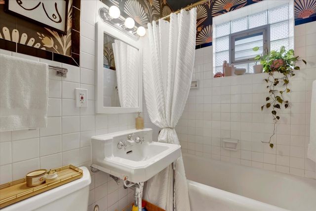 6239 N Campbell Avenue, Chicago, IL 60659