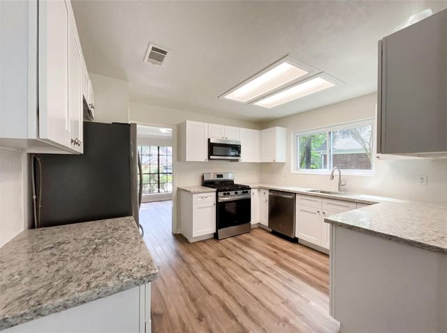 14 Elk Crossing Drive, Spring, TX 77381