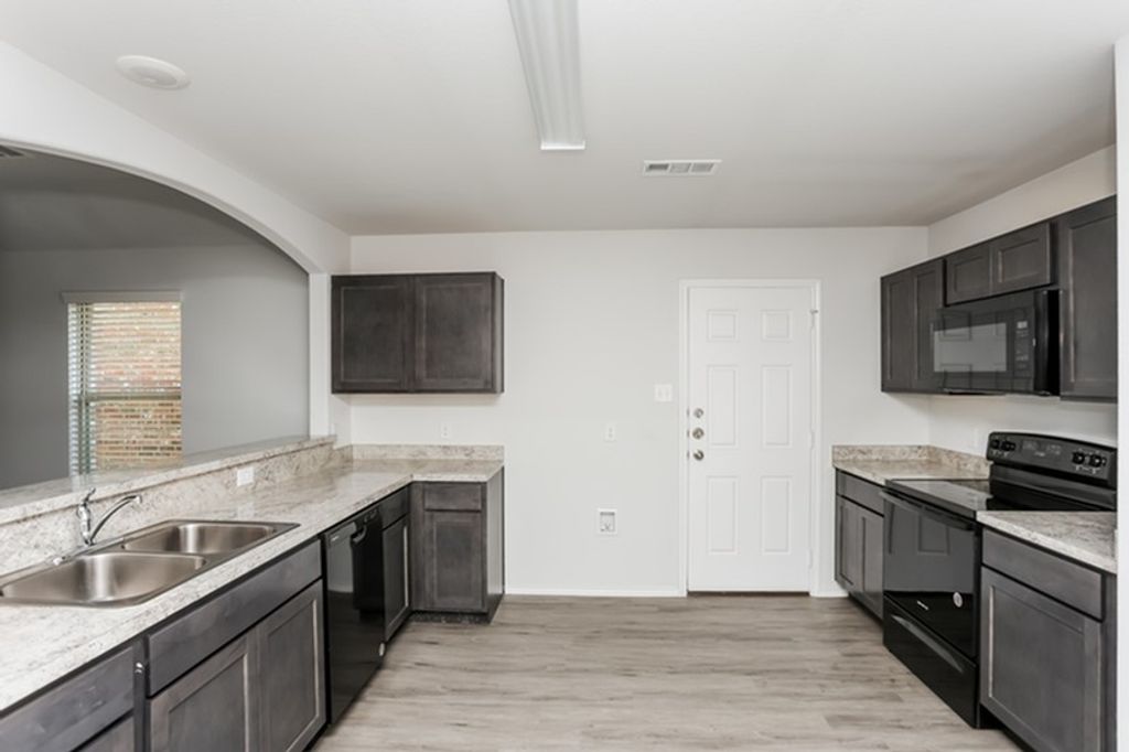 3911 Job Drive, Ennis, TX 75119