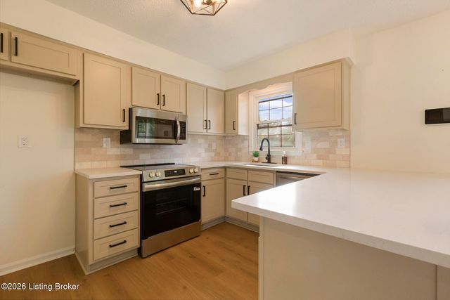 3902 Bristol Oaks Dr, Jeffersontown, KY 40299