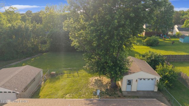 3902 Bristol Oaks Dr, Jeffersontown, KY 40299