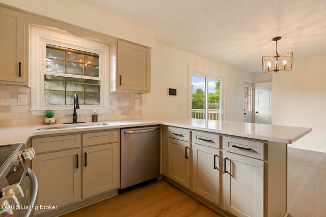 3902 Bristol Oaks Dr, Jeffersontown, KY 40299