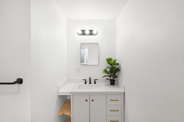 10878 S Mckinley Ave, French Camp, CA 95231