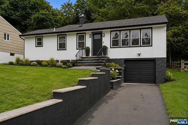 20 Manito Avenue, Oakland, NJ 07436