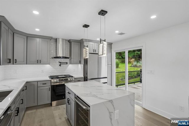20 Manito Avenue, Oakland, NJ 07436