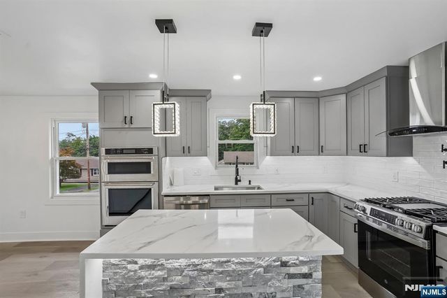 20 Manito Avenue, Oakland, NJ 07436