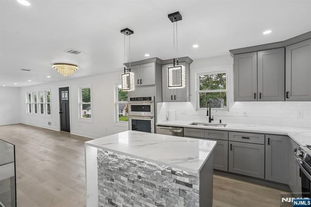 20 Manito Avenue, Oakland, NJ 07436