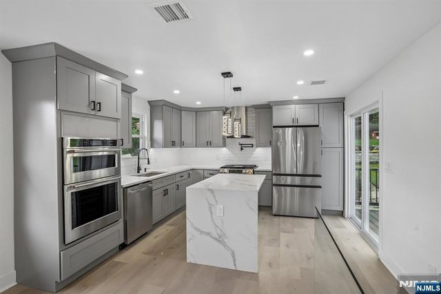 20 Manito Avenue, Oakland, NJ 07436