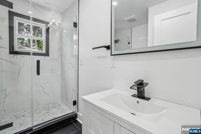 20 Manito Avenue, Oakland, NJ 07436