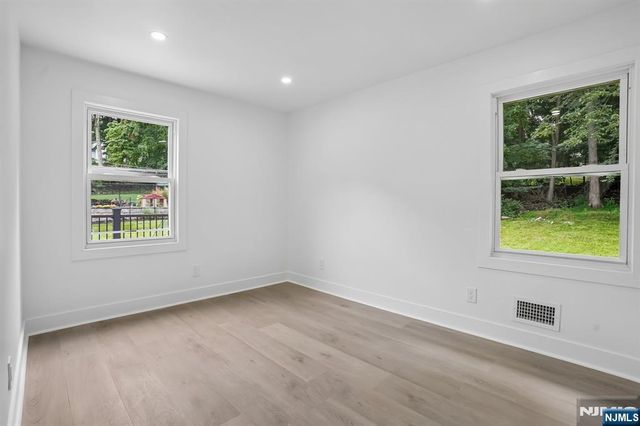 20 Manito Avenue, Oakland, NJ 07436