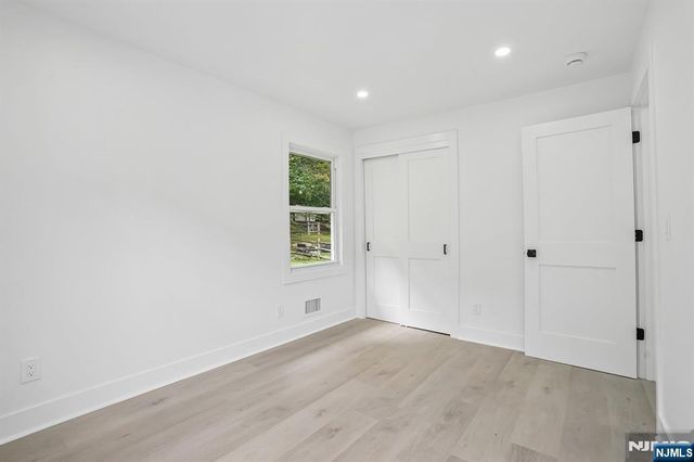 20 Manito Avenue, Oakland, NJ 07436