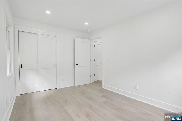 20 Manito Avenue, Oakland, NJ 07436