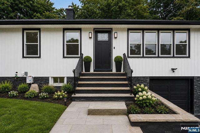 20 Manito Avenue, Oakland, NJ 07436